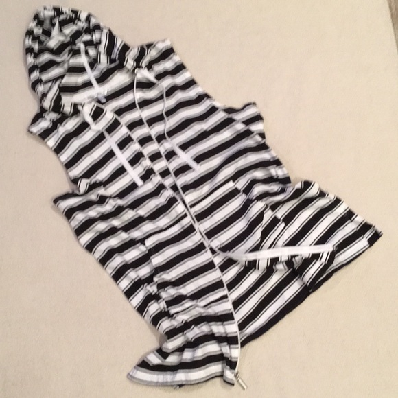 croft & barrow Other - ❤️3/$25❤️ Croft & Barrow Striped Swim Coverup XL